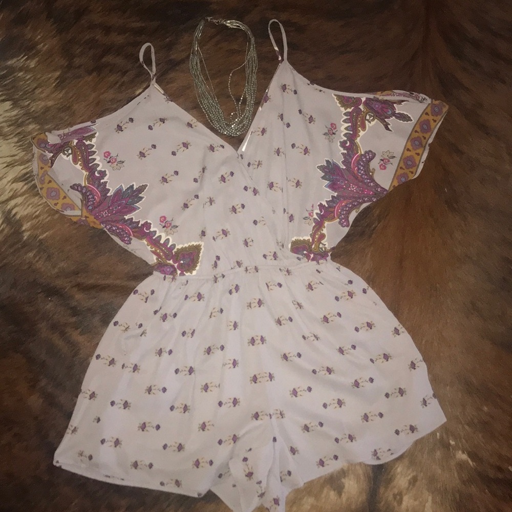 Astr Gray Print Open Shoulder Romper. - image 2